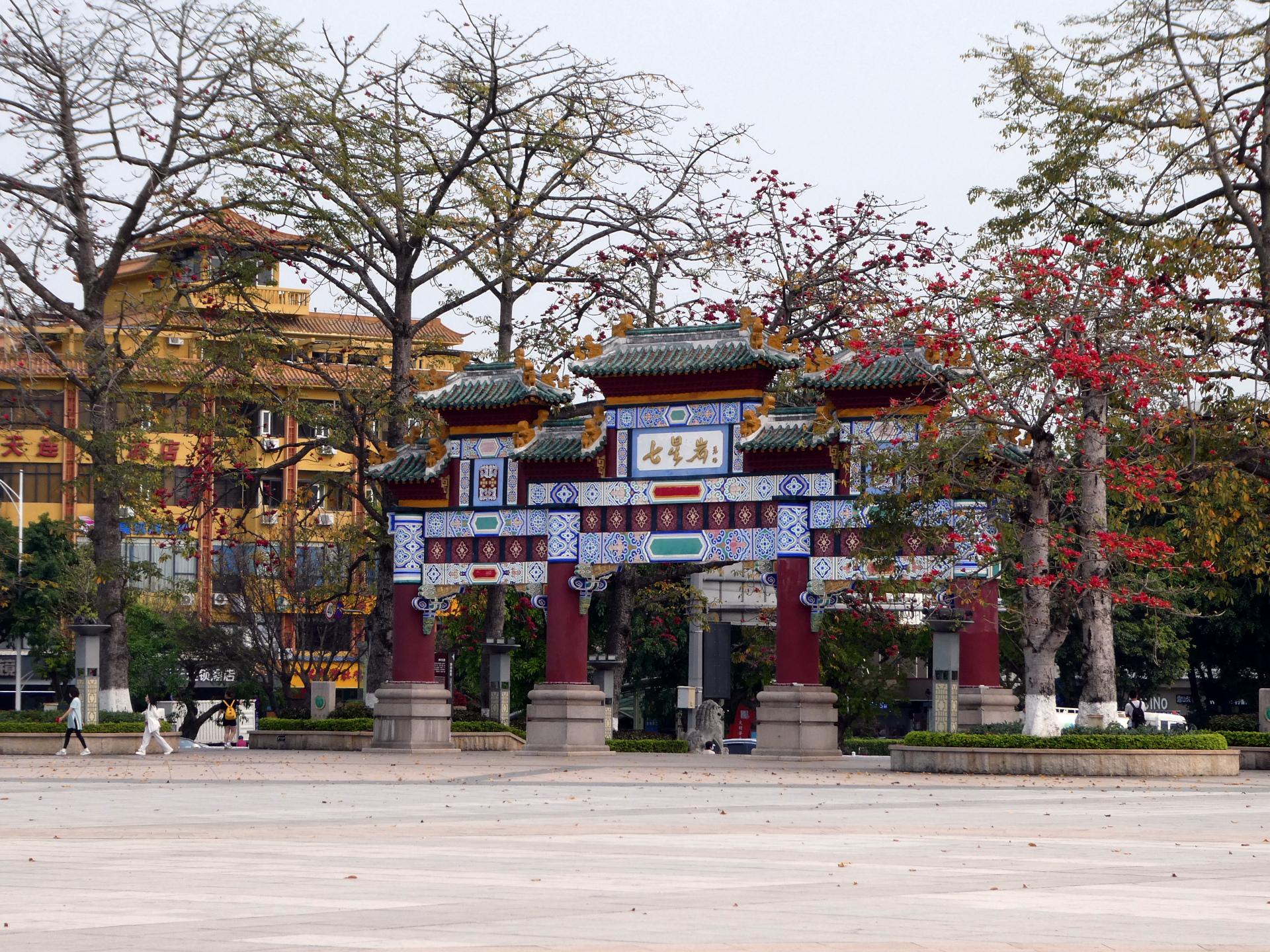 A decorative gate in Zhaoqing