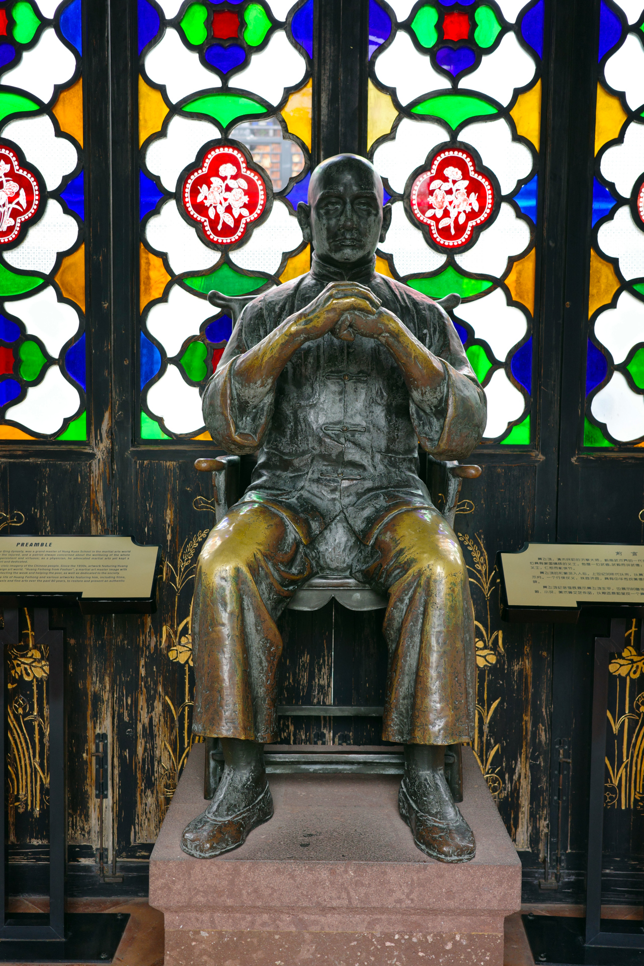 A statue of a sitting man